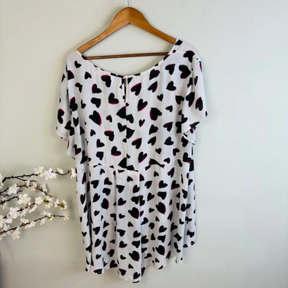 torrid White Heart Print Short Sleeve Blouse with Black & Pink Accents